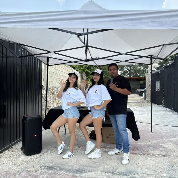 Activación de marca de Eleganz con carpa, edecanes y animador