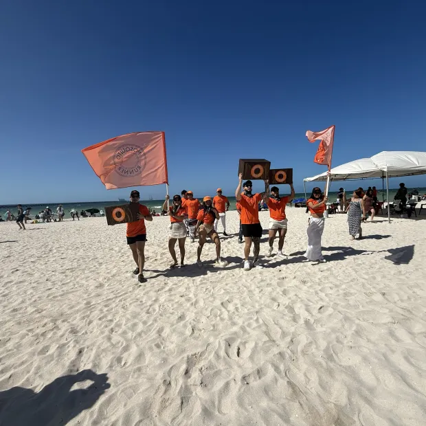 Equipo de promoción de Eleganz en una activación de marca en la playa
