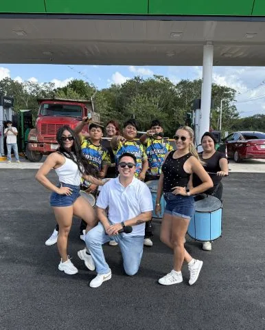 Batucada de Eleganz en una activación