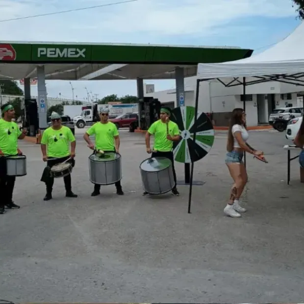 Batucada y promotoras de Eleganz en una activación de marca