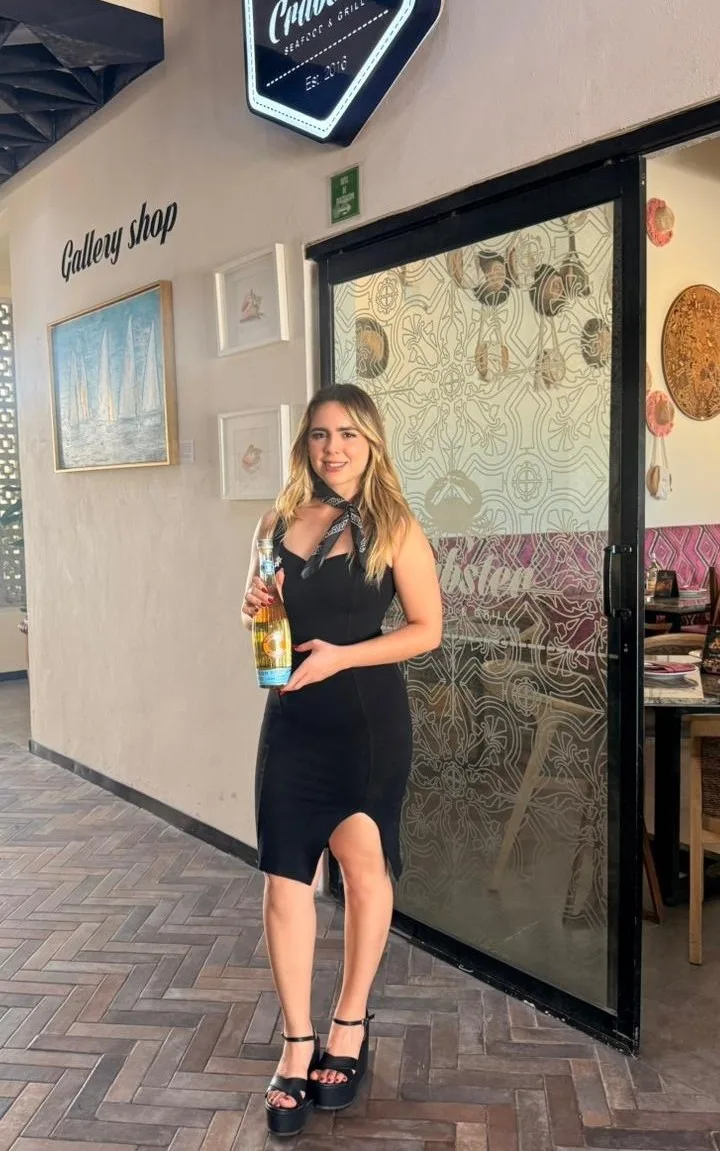 Demostradora de Eleganz presentando producto en punto de venta