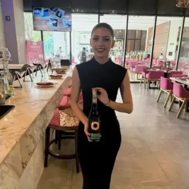 Edecán de Eleganz presentando un producto en un restaurante