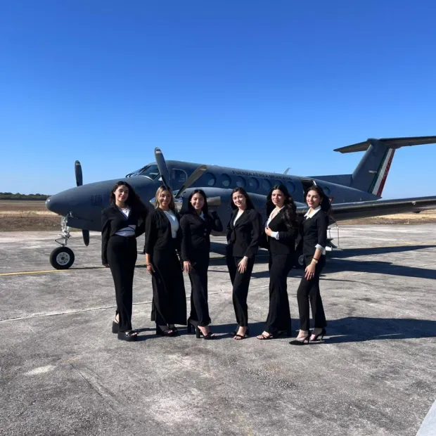 Equipo de edecanes de Eleganz en un evento corporativo en Mérida