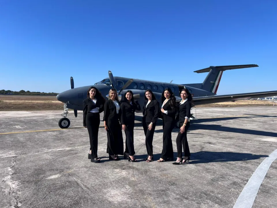 Equipo de edecanes de Eleganz en un evento corporativo en Mérida