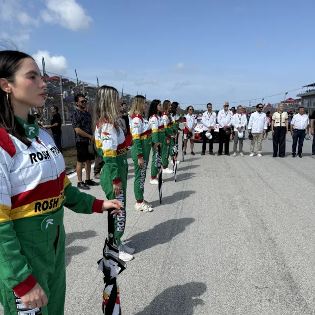 Edecanes de Eleganz uniformadas en una carrera automovilística