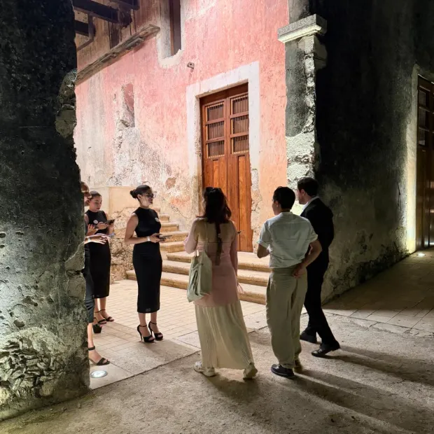 Hostess de Eleganz en el registro de un evento nocturno