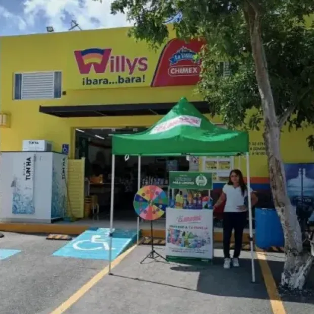 Demostradora de Eleganz en una activación de punto de venta