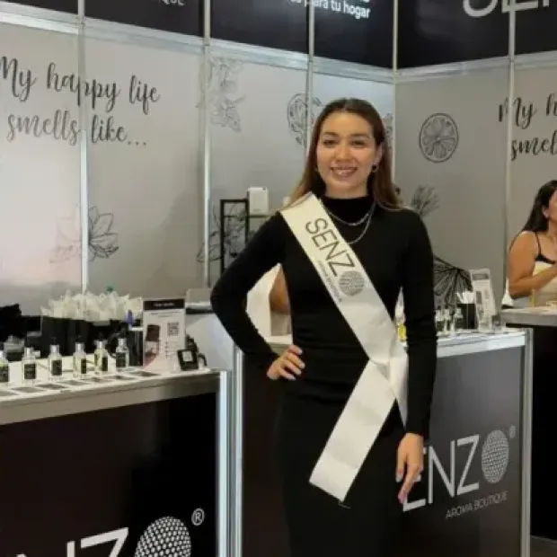 Hostess de Eleganz atendiendo un stand de marca en una expo