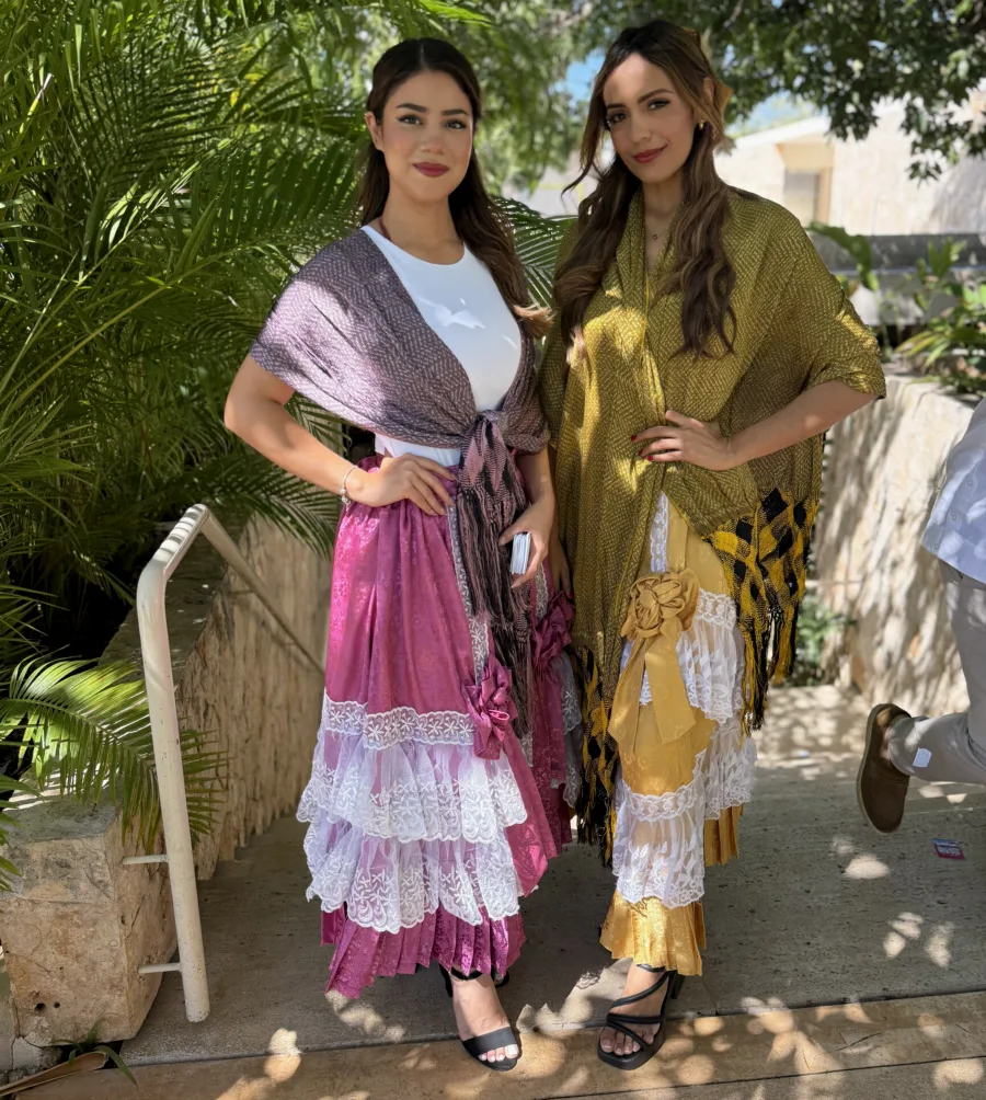 Edecanes de Eleganz con traje regional yucateco