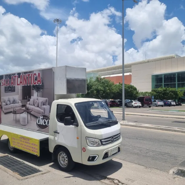 Unidad de valla móvil de Eleganz con publicidad exterior en Mérida